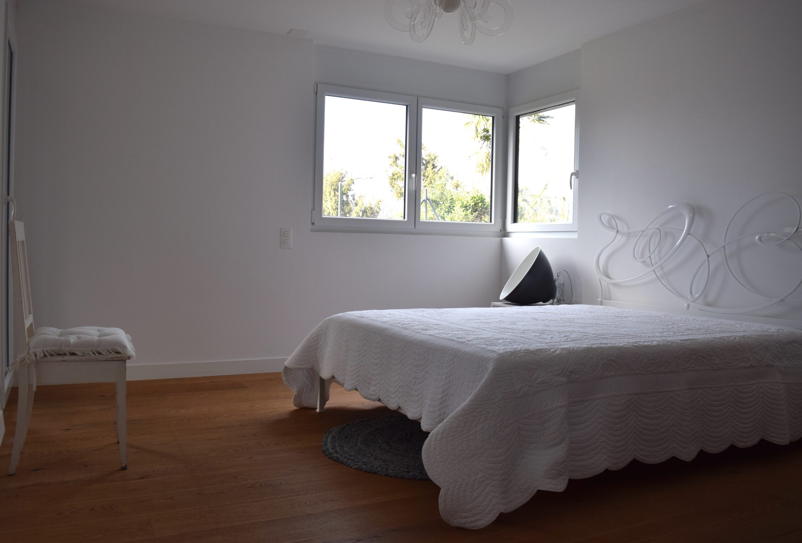 Helles Schlafzimmer mit weißem Mobiliar
