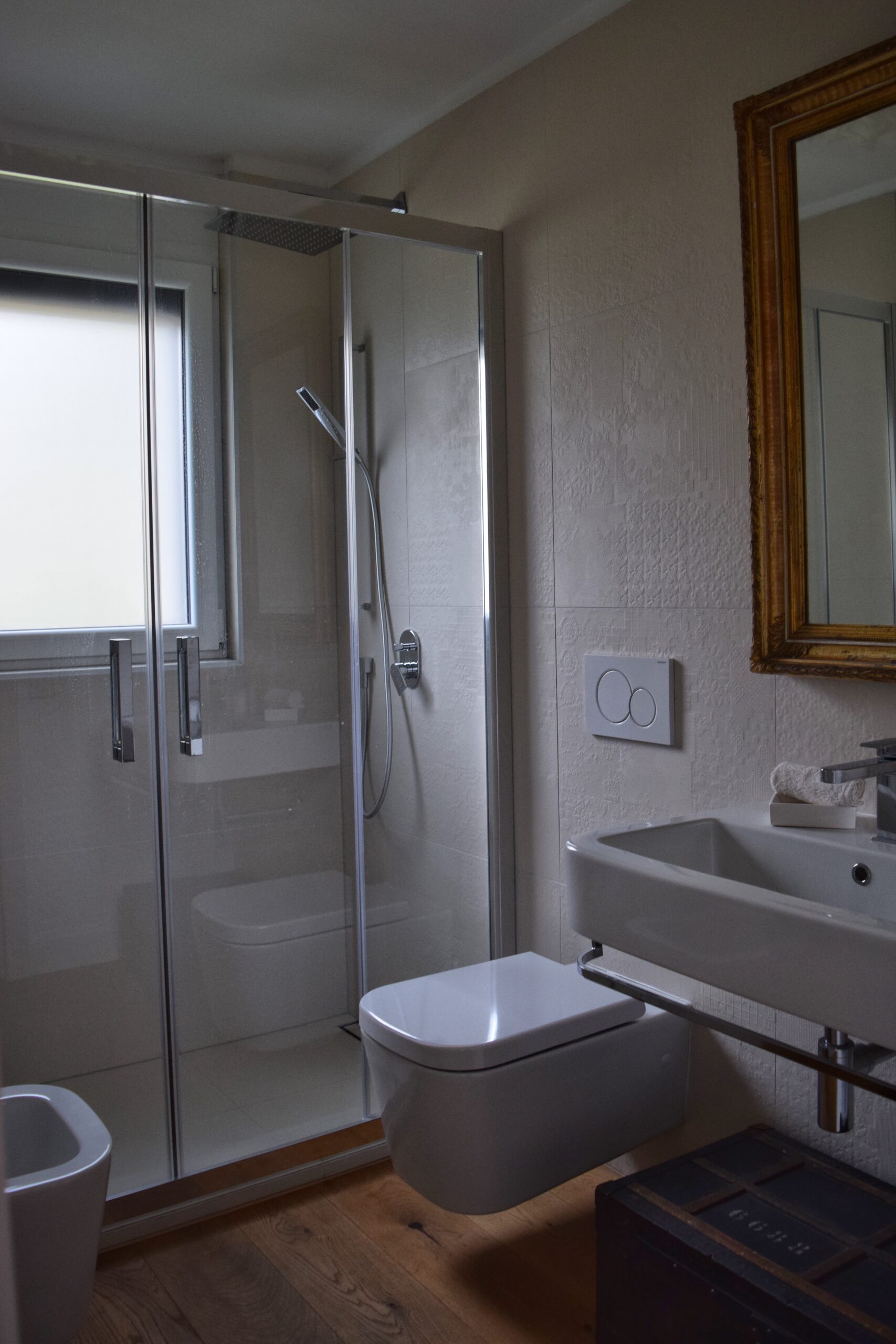 Badezimmer mit Dusche und wandhängendem WC