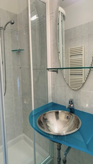Kleines Gäste-Bad mit Glasdusche und Waschtisch