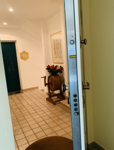 Heller Eingangsflur mit Kachelboden