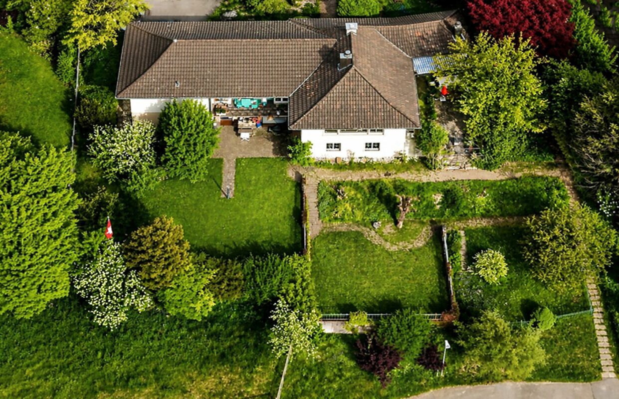 Luftaufnahme eines Hauses mit großem Garten