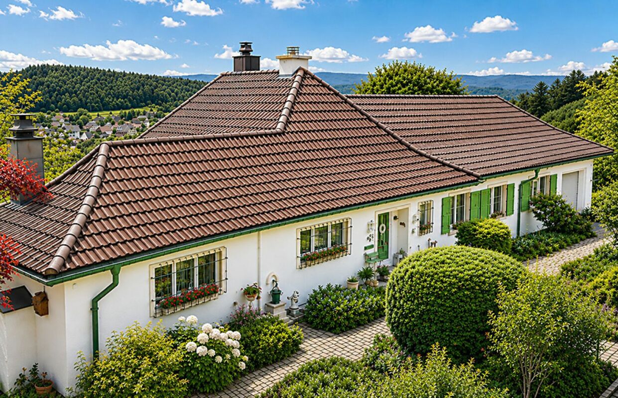 Einfamilienhaus mit rotem Ziegeldach und Gartenblick