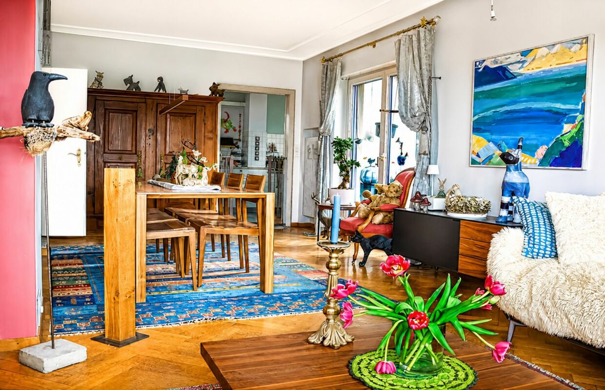 Bunt eingerichtetes Wohn- und Esszimmer