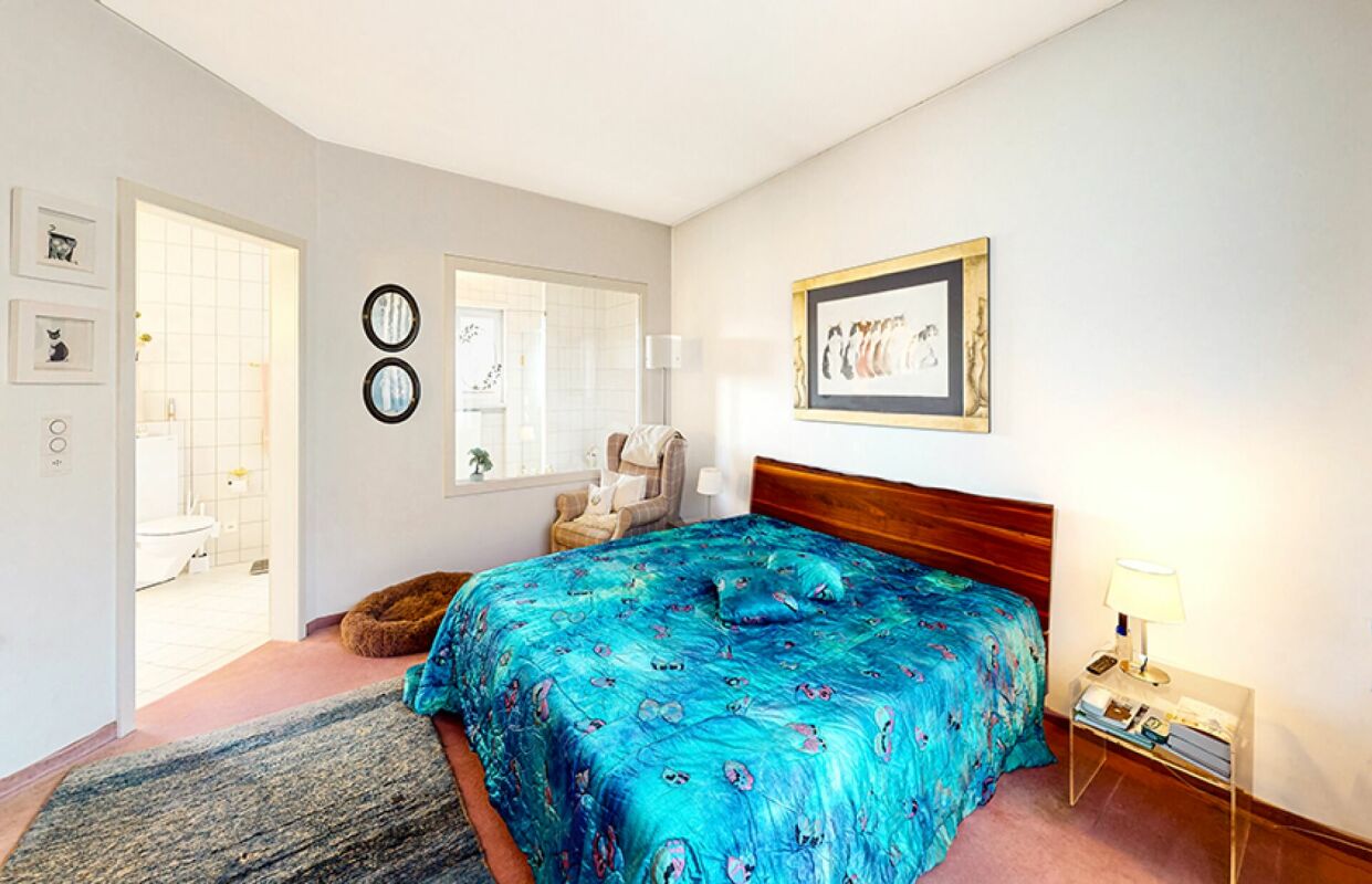 Schlafzimmer mit angeschlossenem Bad