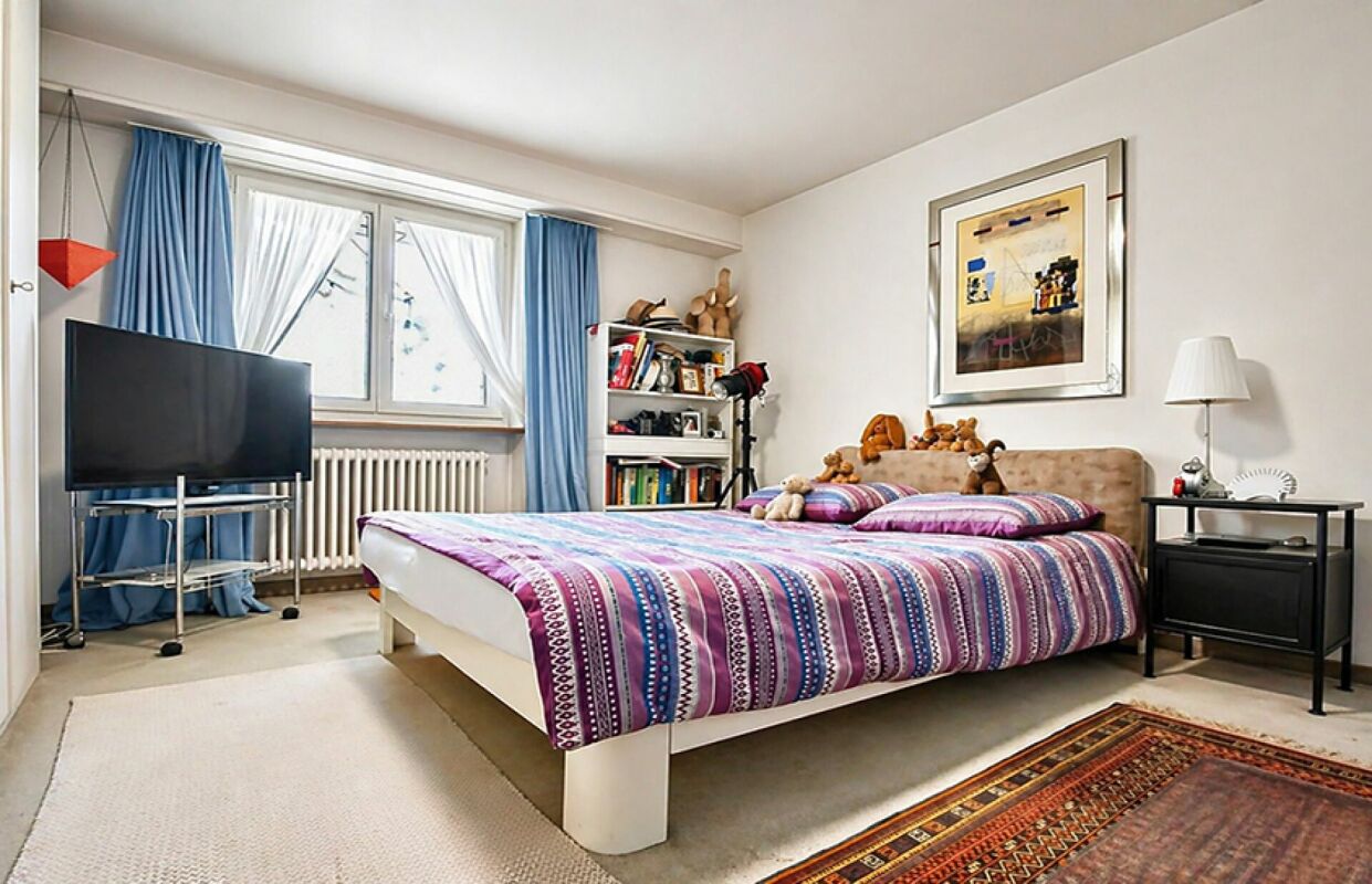 Helles Schlafzimmer mit Bett, Fenster und TV