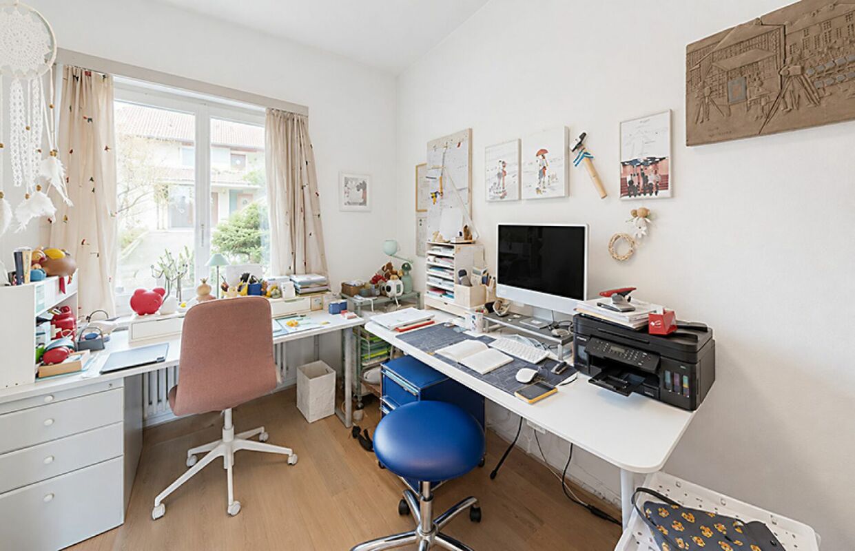 Kinderzimmer mit Schreibtisch und Fensternische