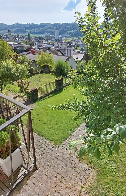 Gartenblick über eine Hanglage mit Stadtpanorama