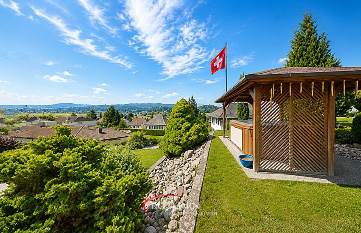 Garten mit Pavillon und Alpenblick