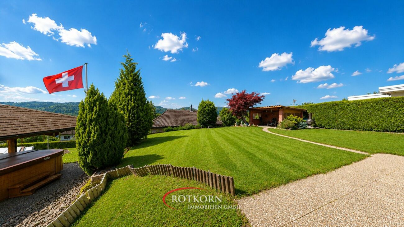 Großer gepflegter Garten mit Terrasse und Schweizer Flagge