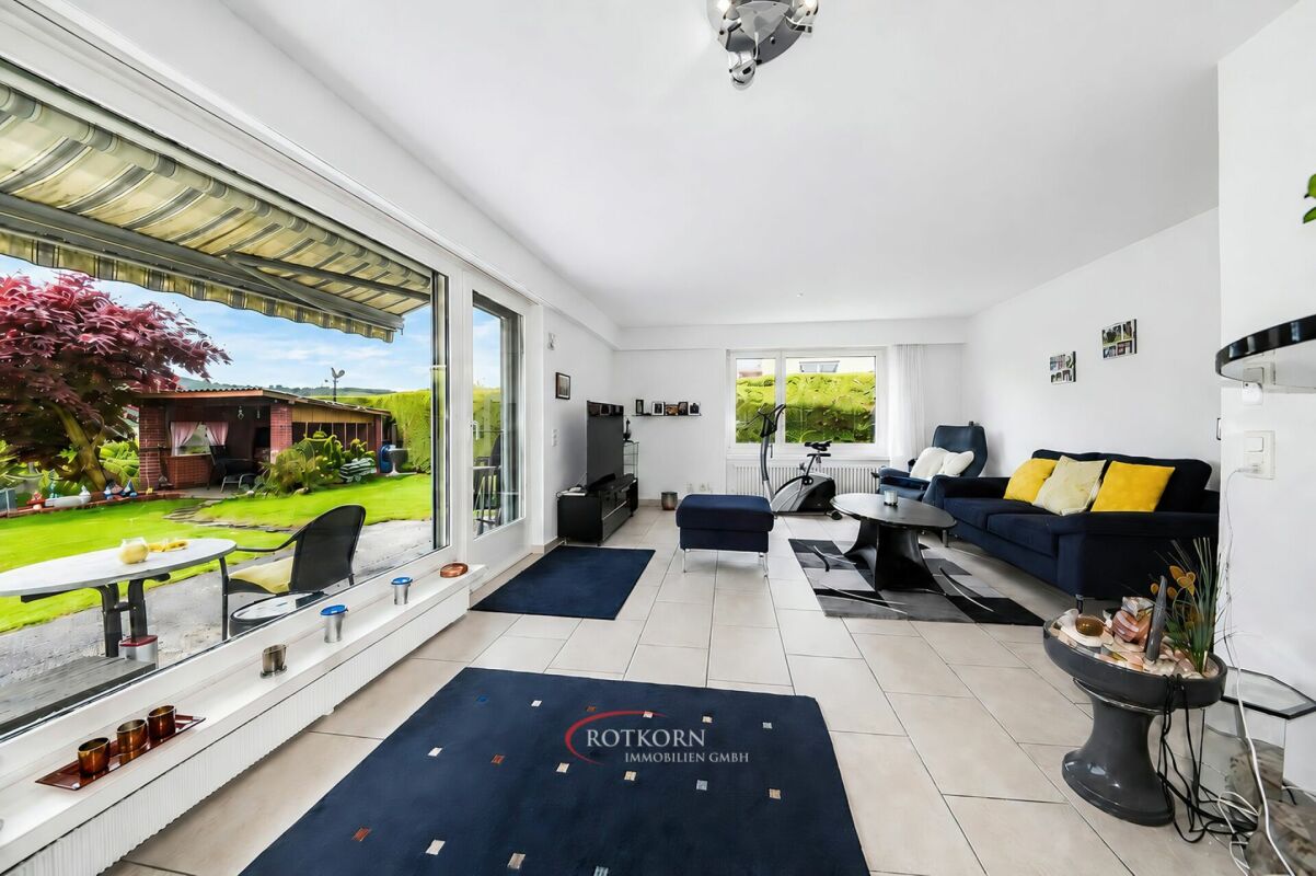 Heller Wohnraum mit Blick in den Garten