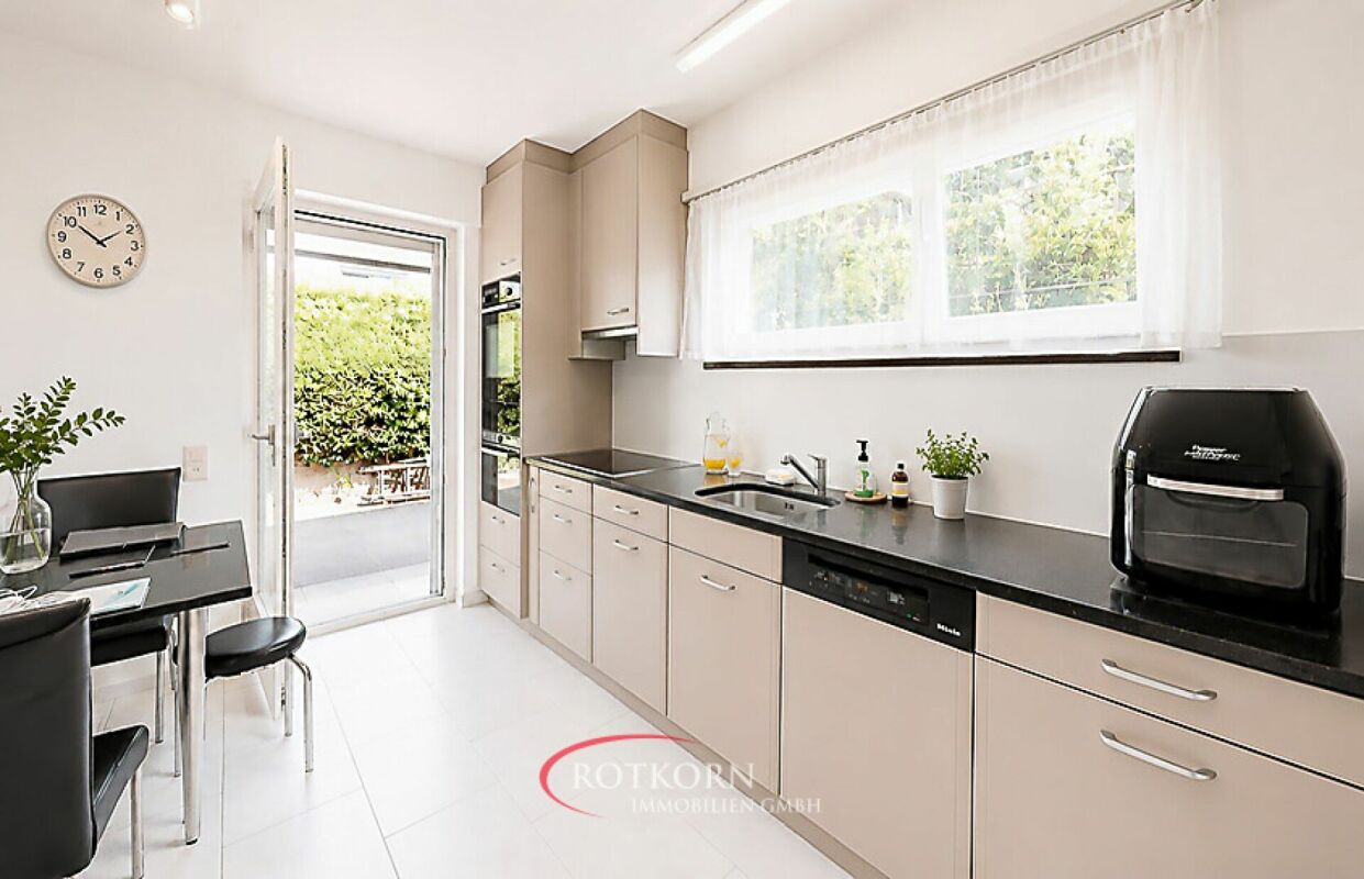 Moderne helle Küche mit Gartenzugang
