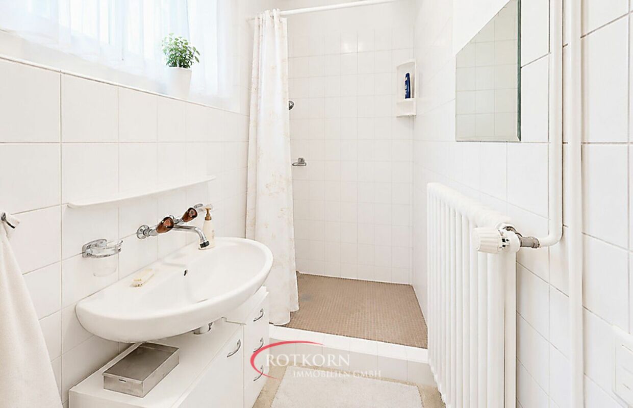 Helles Badezimmer mit Dusche und Waschbecken