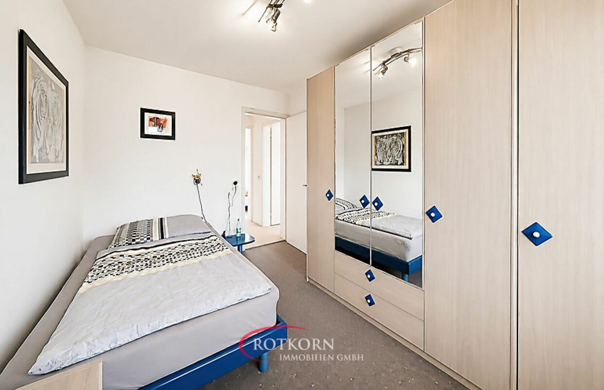 Helles Schlafzimmer mit Einzelbett und großem Kleiderschrank