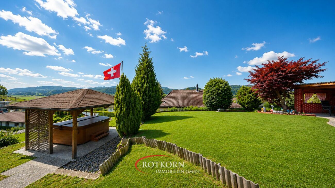 Garten mit Pavillon und Schweizer Flagge