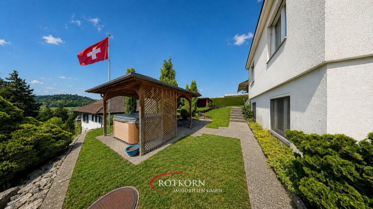 Garten mit Pavillon und Schweizer Flagge