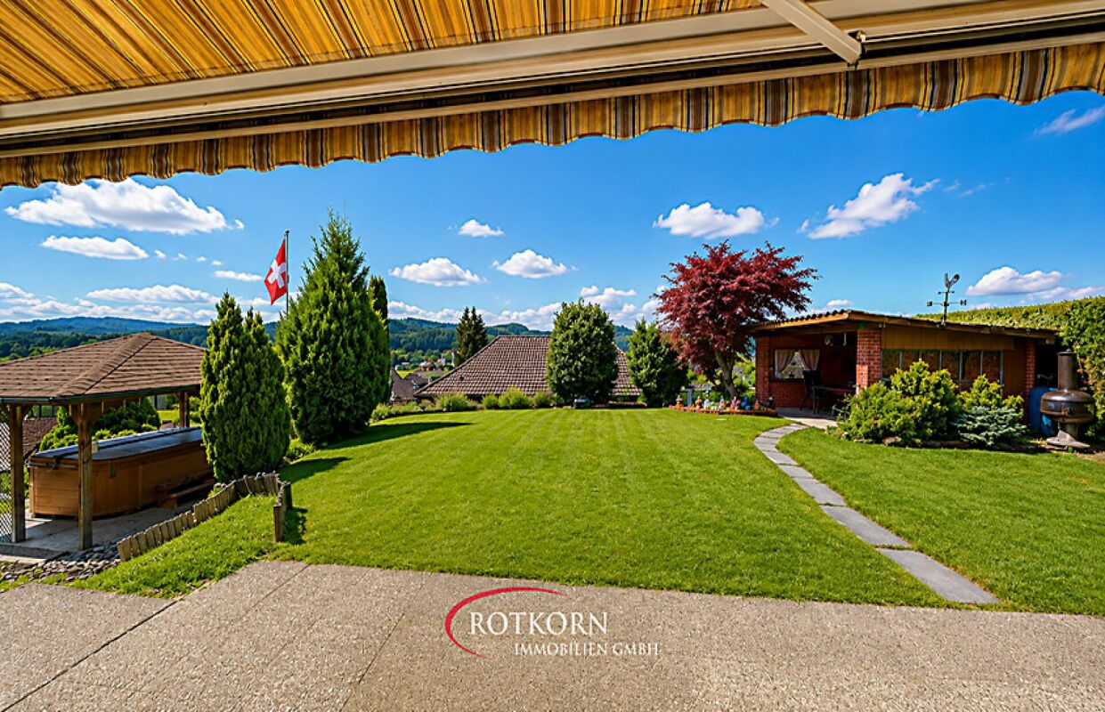 Großer gepflegter Garten mit Blick ins Tal