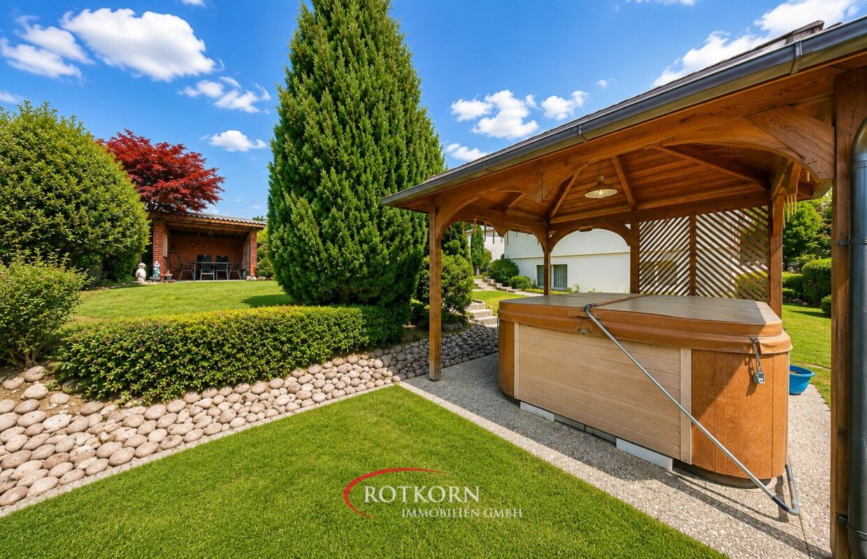 Garten mit Holzpavillon und Whirlpool