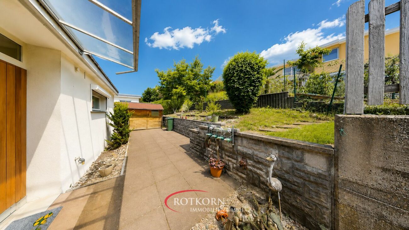 Außenbereich mit Terrasse und Hanggarten