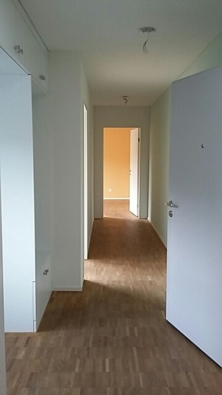 Heller Flur mit offenen Türen