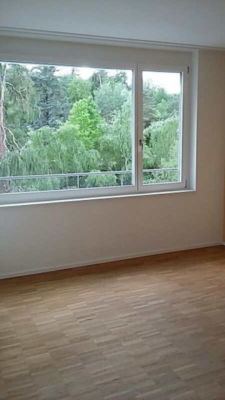 Leeres Zimmer mit großem Fenster