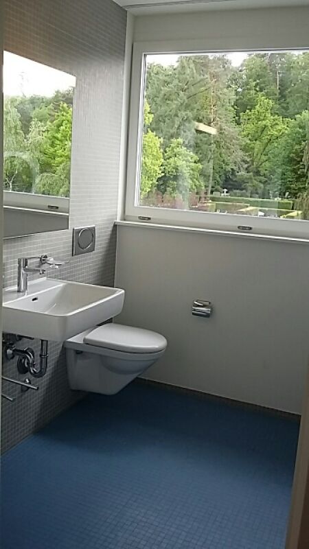 Gäste-WC mit großem Fenster
