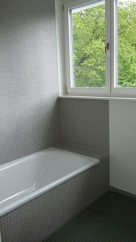 Badezimmer mit Badewanne am Fenster