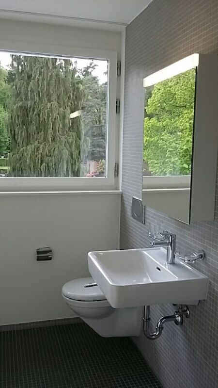 Gäste-WC mit Fenster und Waschtisch