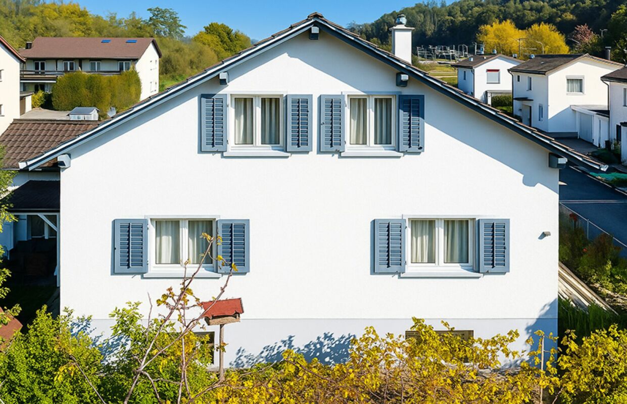 Außenansicht eines Einfamilienhauses mit Satteldach