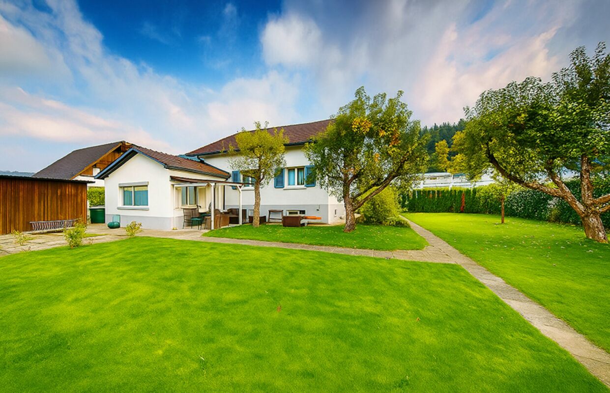 Großer Garten mit Einfamilienhaus