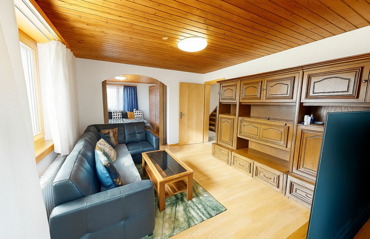 Wohnzimmer mit Holzdecke und Wohnwand