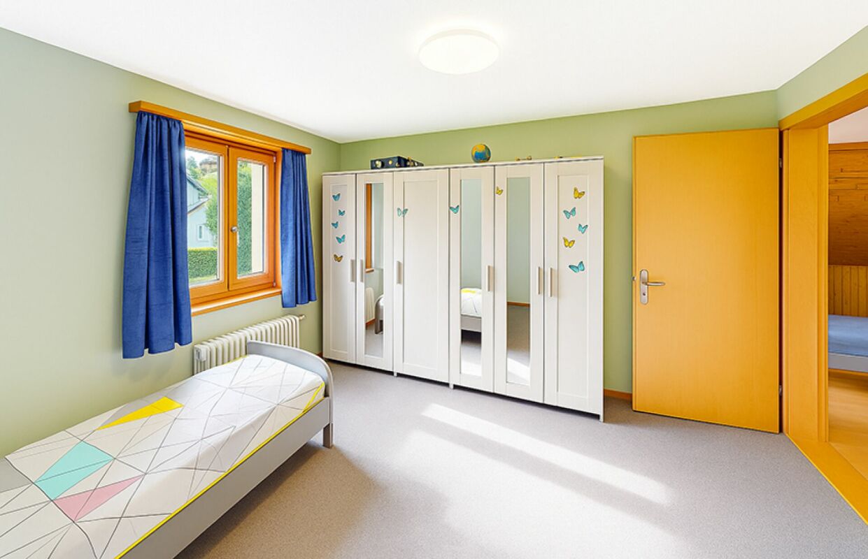 Kinderzimmer mit Bett und Kleiderschrank