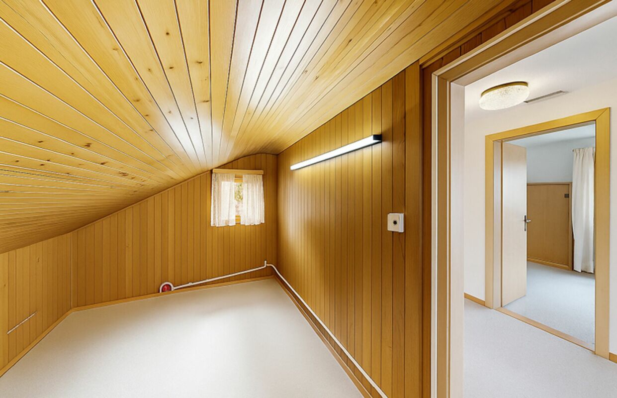 Dachzimmer mit Holzvertäfelung