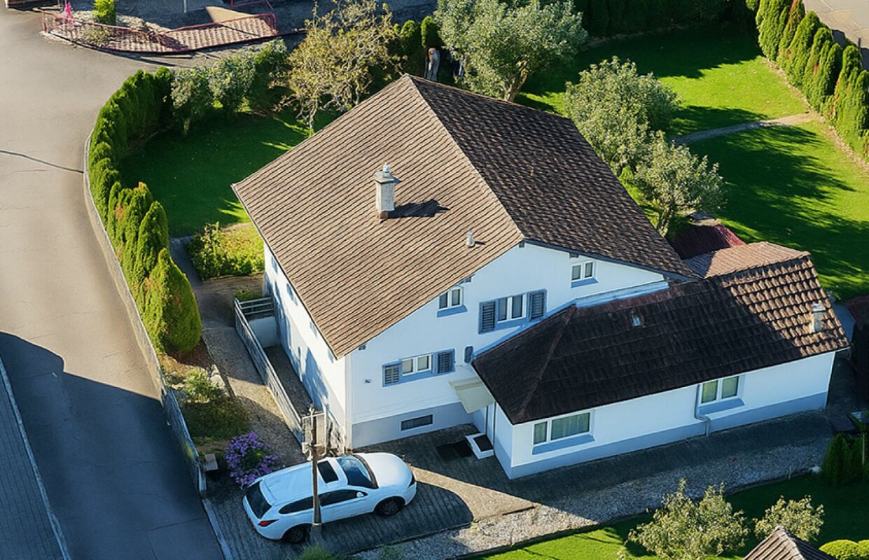 Luftaufnahme eines Einfamilienhauses mit Garten
