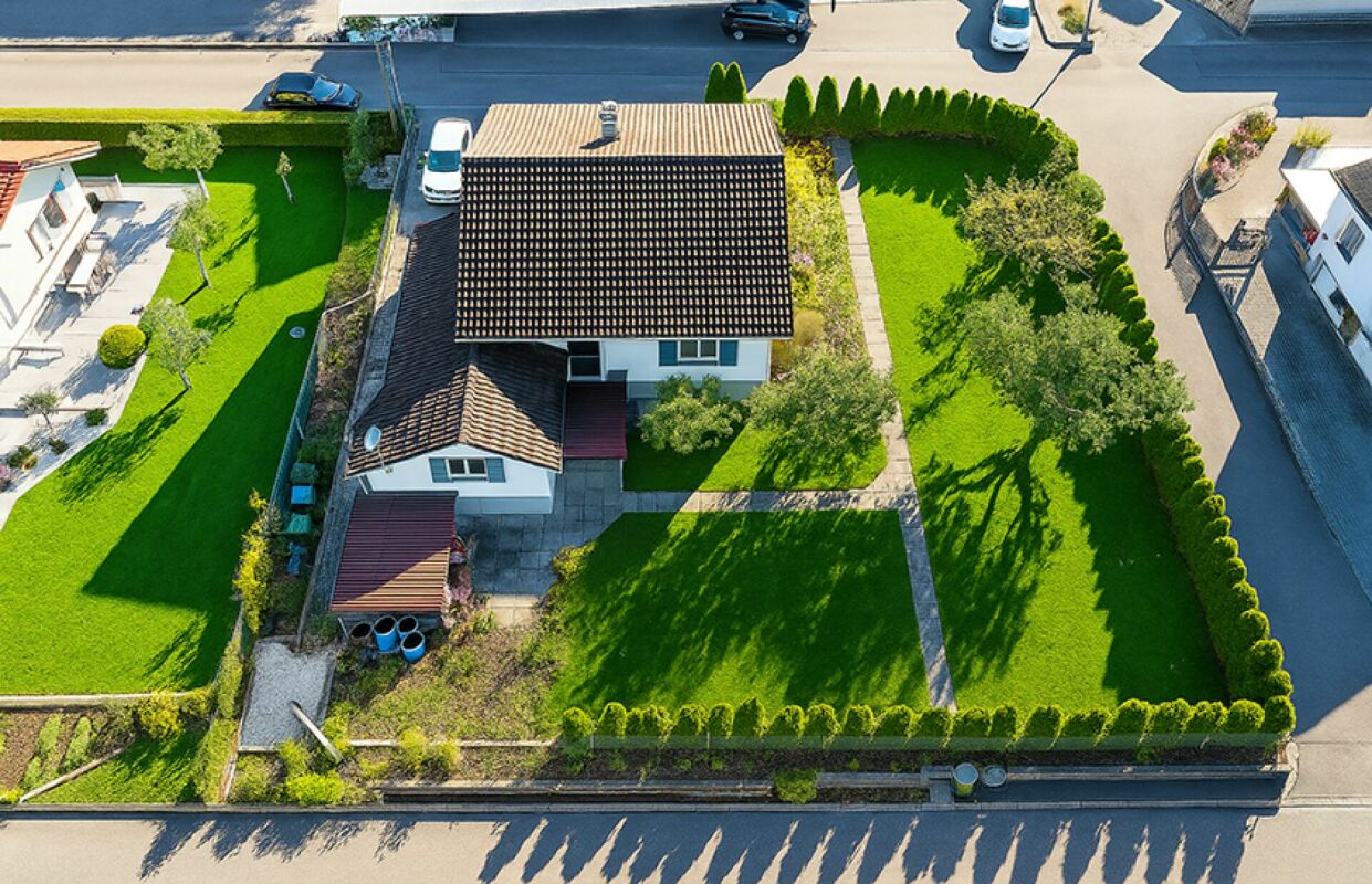 Aerialansicht eines Einfamilienhauses mit großem Garten