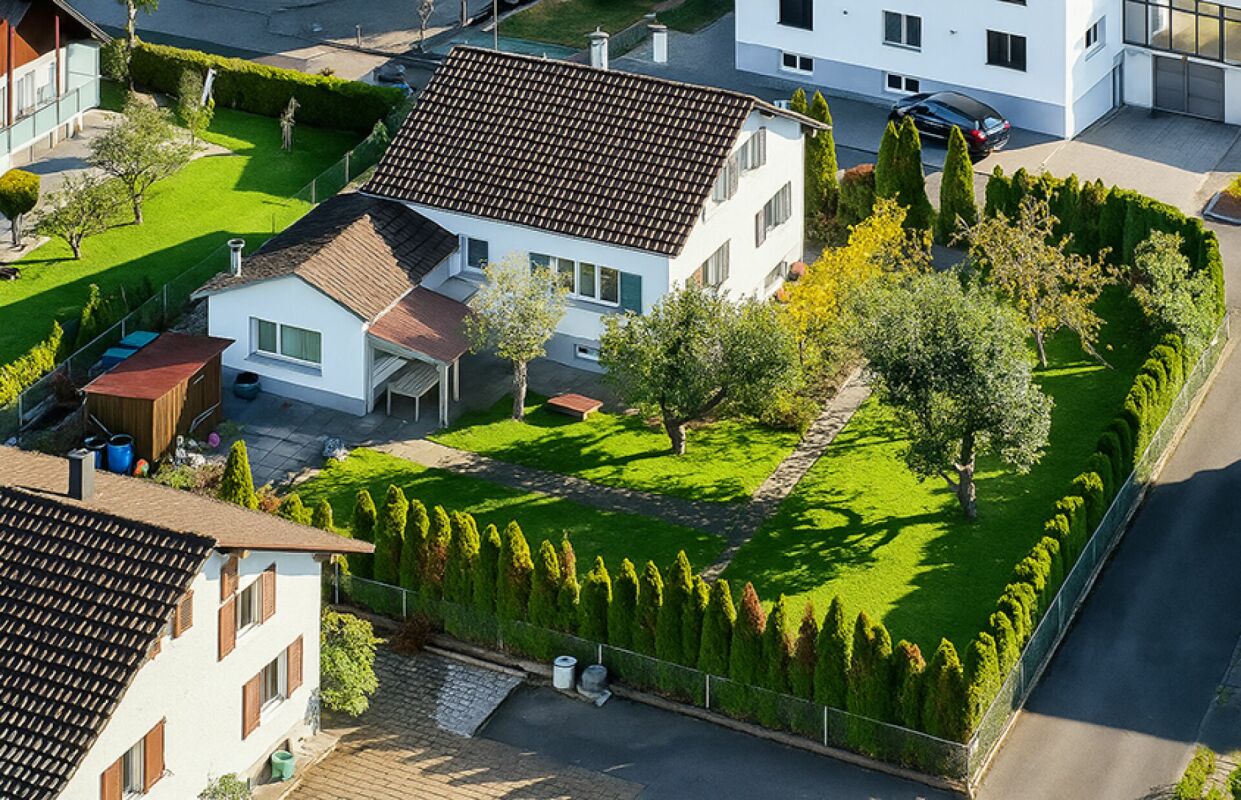 Luftaufnahme eines Einfamilienhauses mit gepflegtem Garten