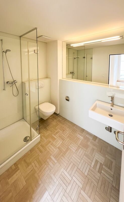 Modernes Badezimmer mit begehbarer Dusche und Waschtisch