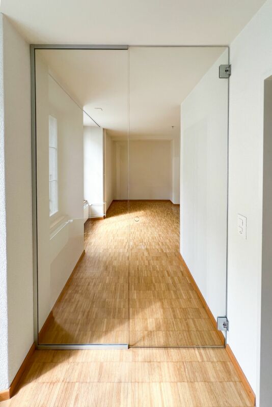 Heller Flur mit Spiegelfläche