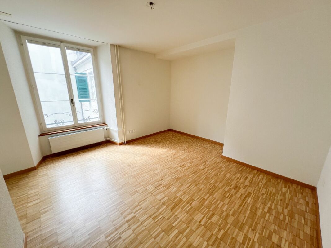 Leerer heller Wohnraum mit Parkettboden