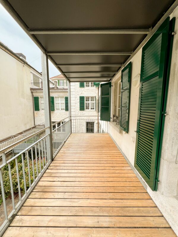 Überdachter Balkon mit Holzdeck