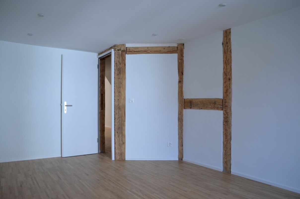 Leerer Innenraum mit sichtbaren Holzstützen
