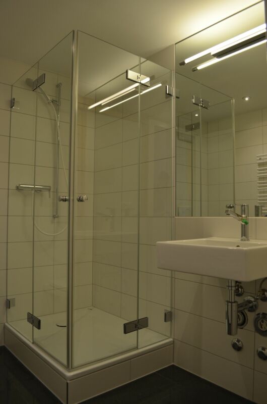 Modernes Badezimmer mit Glasdusche und wandhängendem Waschtisch