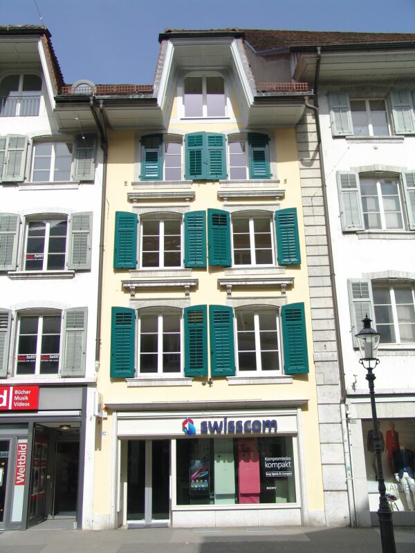 Historische Häuserfassade mit Ladenlokal im Erdgeschoss