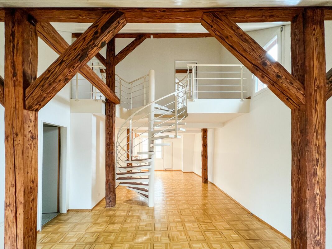 Wohnraum mit offener Galerie und Holztreppe