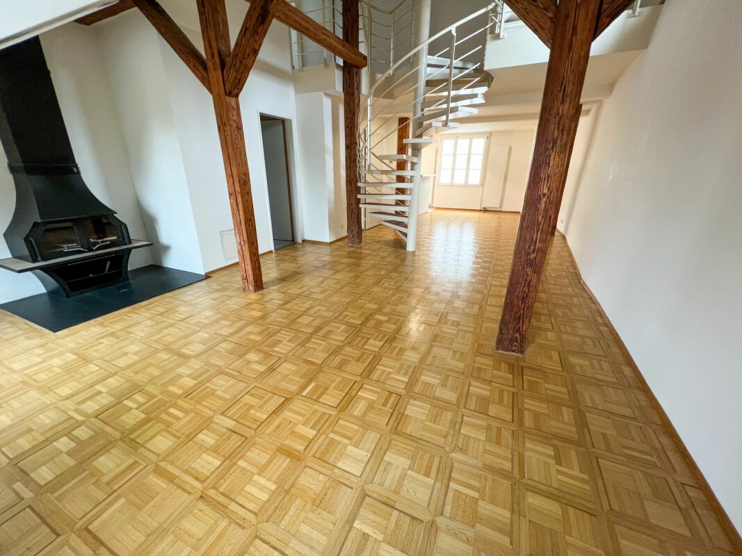 Wohnbereich mit Holzdecke, Kamin und Wendeltreppe