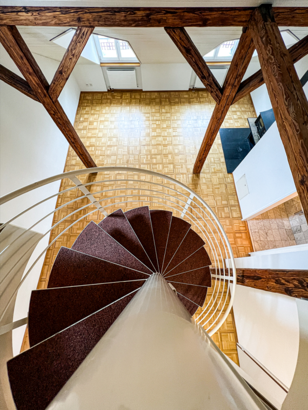 Offenes Treppenhaus mit Wendeltreppe
