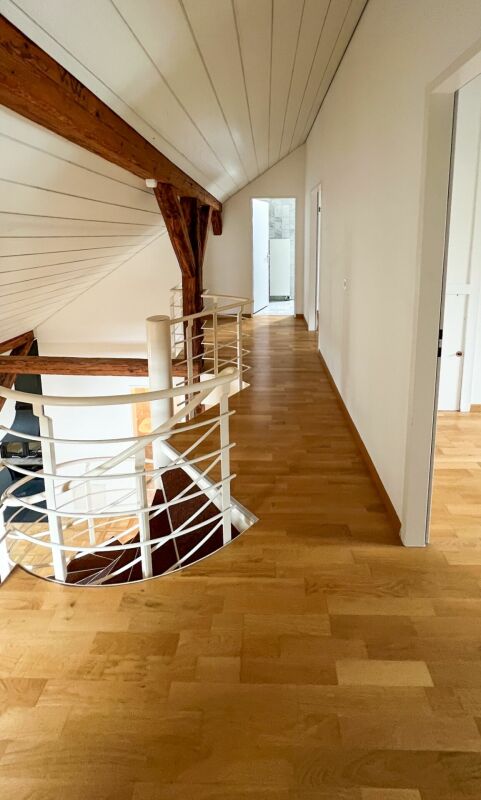 Galerie mit Treppenöffnung