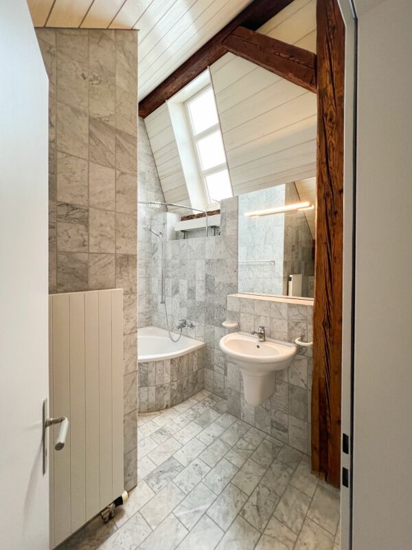 Helles Dachgeschoss-Badezimmer mit Holzträgern