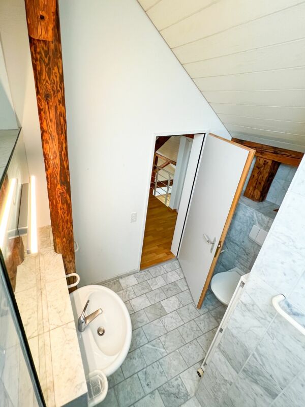 Kleines Badezimmer mit Dachschräge
