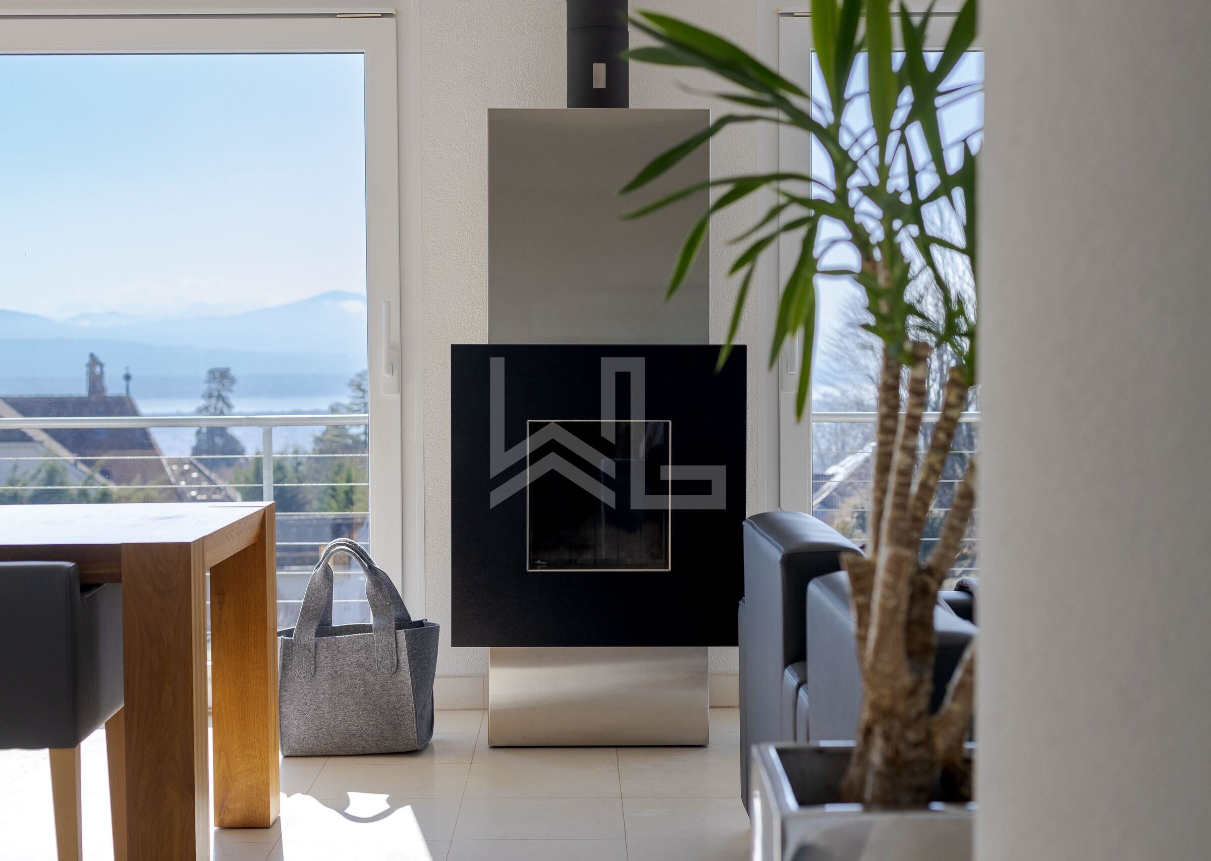 Heller Wohnraum mit Seeblick