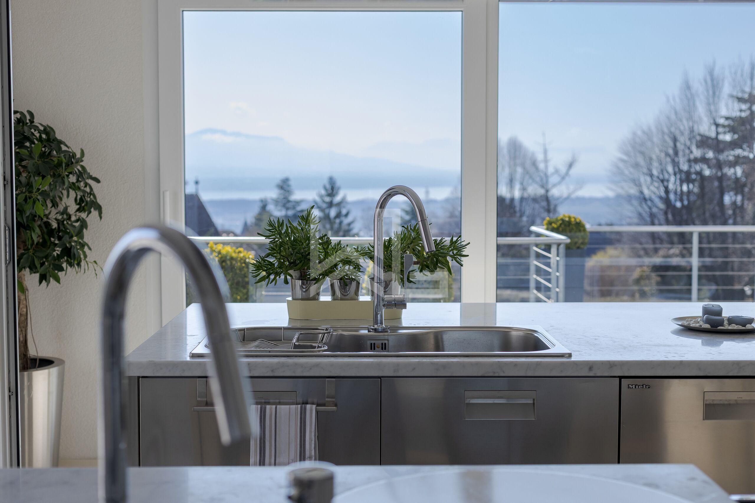 Moderne Küche mit Bergblick